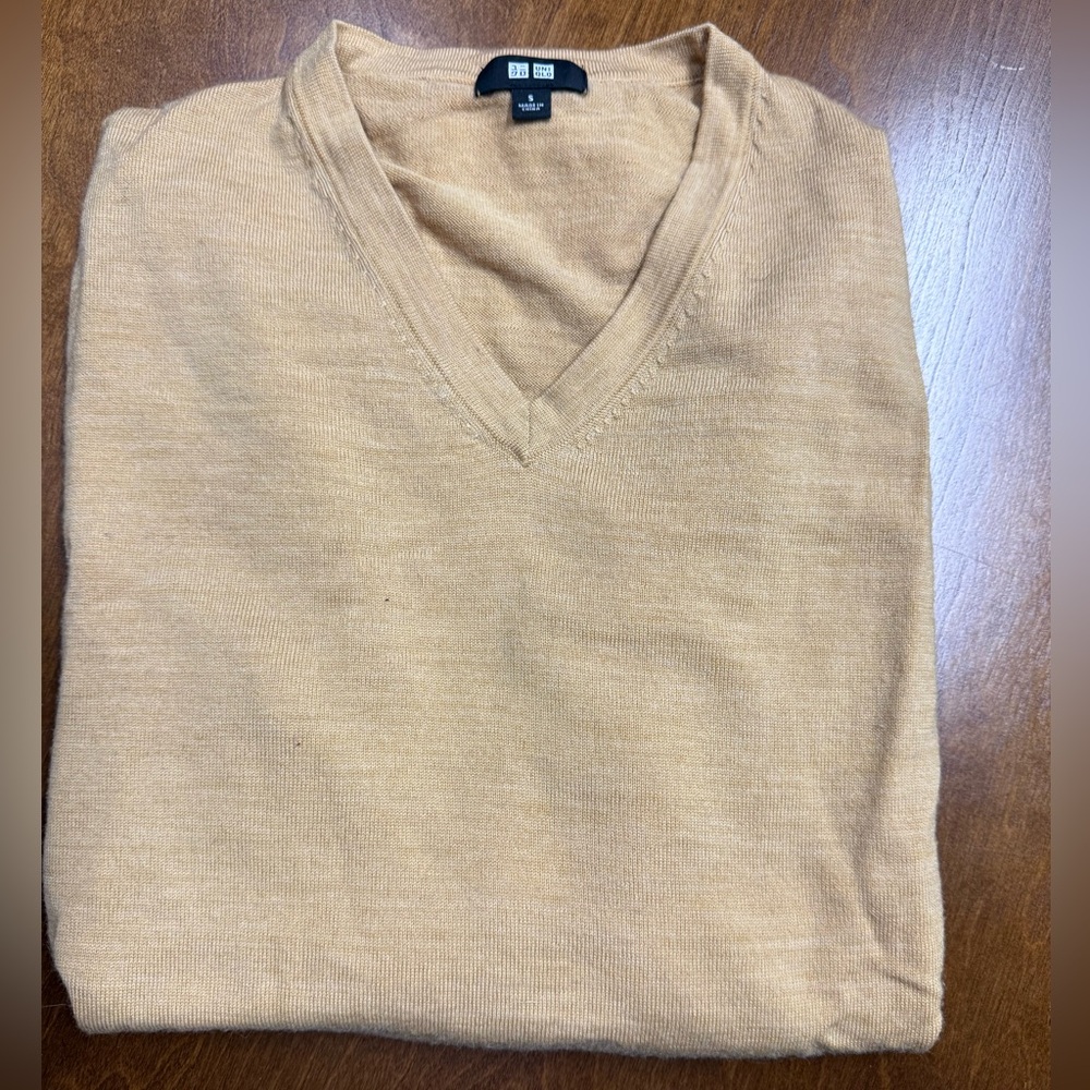 Men’s Uniqlo wool v neck sweater size small